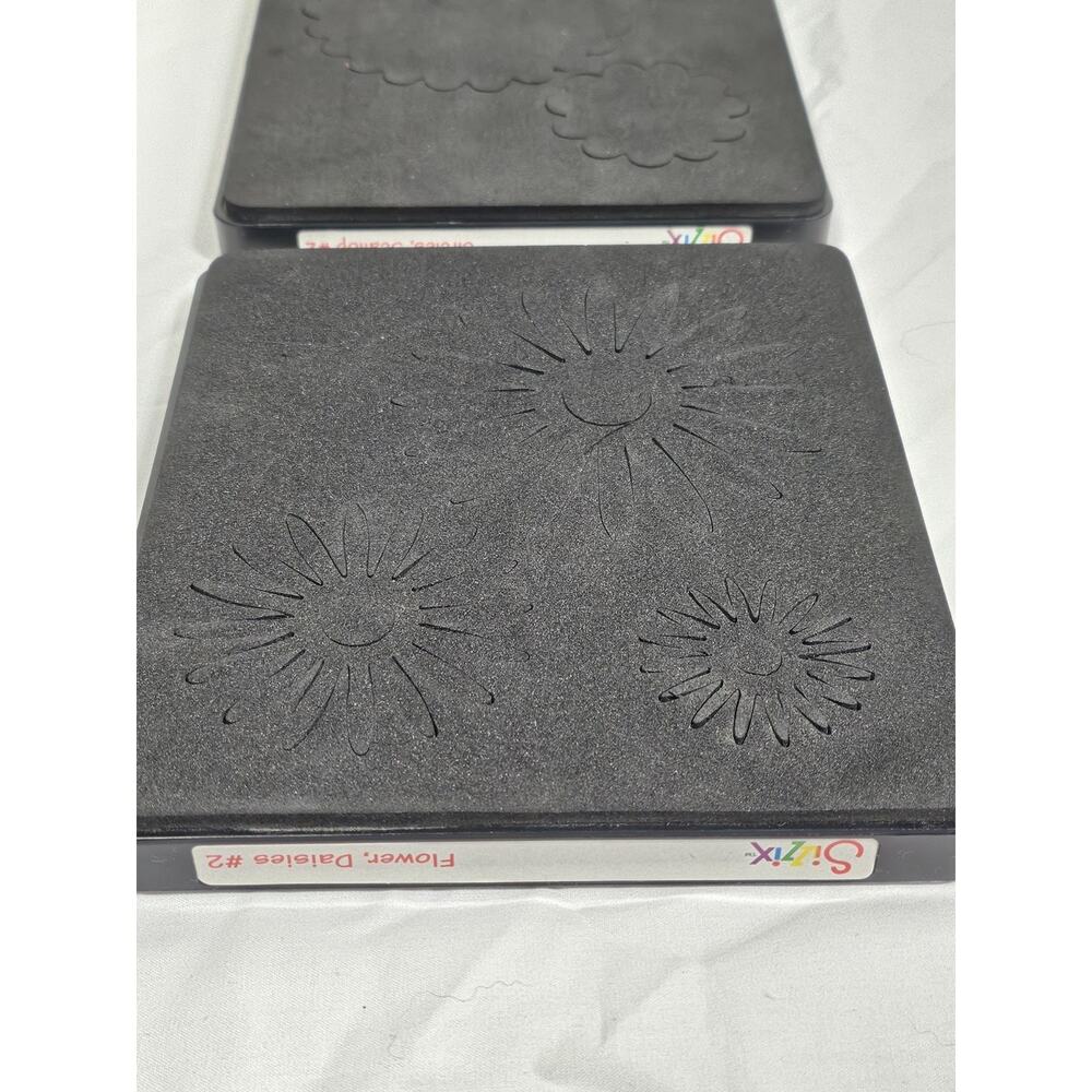Sizzix Die Cut Lot Of 2 - Circles, Scallop #2 - Flower, Daisies #2